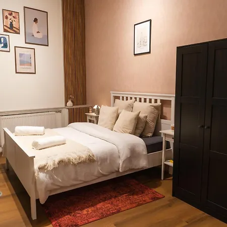 Apartment 6 Lovely & Comfortable In The Heart Of
