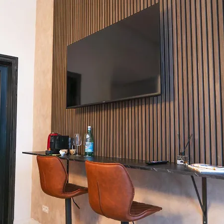 Apartment 6 Lovely & Comfortable In The Heart Of
