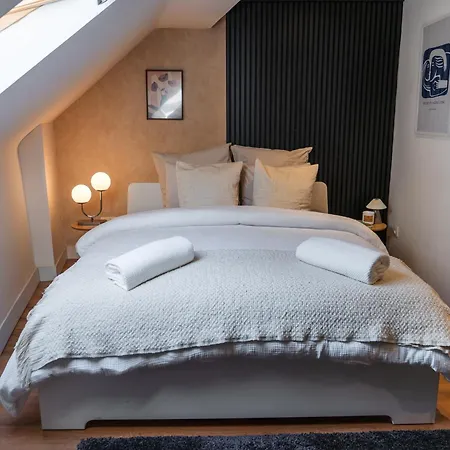 Apartment 6 Lovely & Comfortable In The Heart Of *