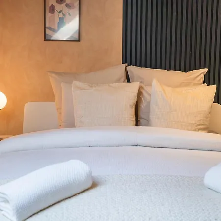 Apartment 6 Lovely & Comfortable In The Heart Of