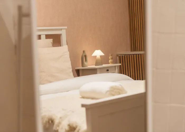 Apartment 6 Lovely & Comfortable In The Heart Of *