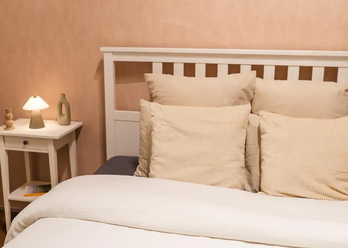 Apartment 6 Lovely & Comfortable In The Heart Of *