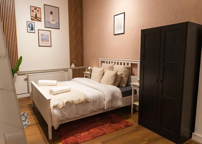 Apartment 6 Lovely & Comfortable In The Heart Of